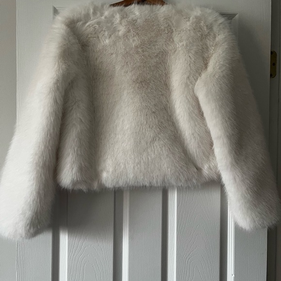 Ivory Faux Fur Bridal Shrug - Picture 4 of 4